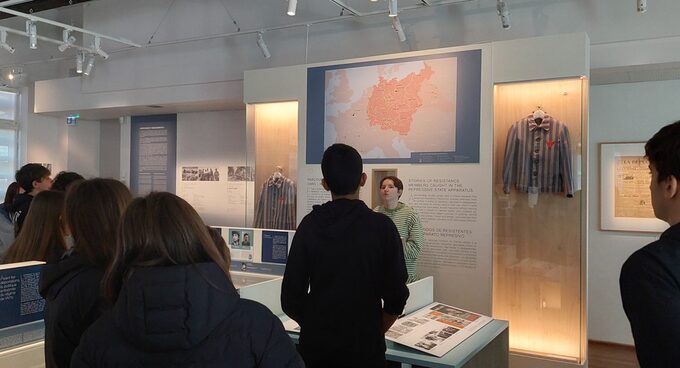 Les élèves face à la guide lors de la visite du musée